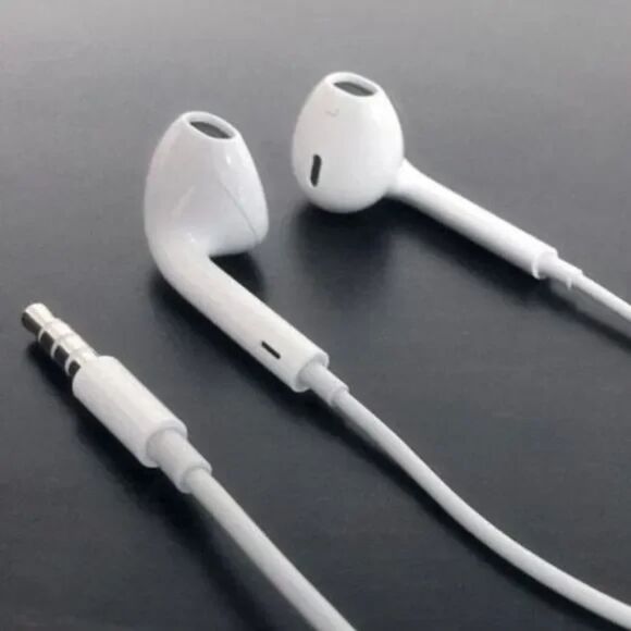 Apple EarPods Wired 3.5mm Headphones with Remote and Mic - Picture 2 of 4